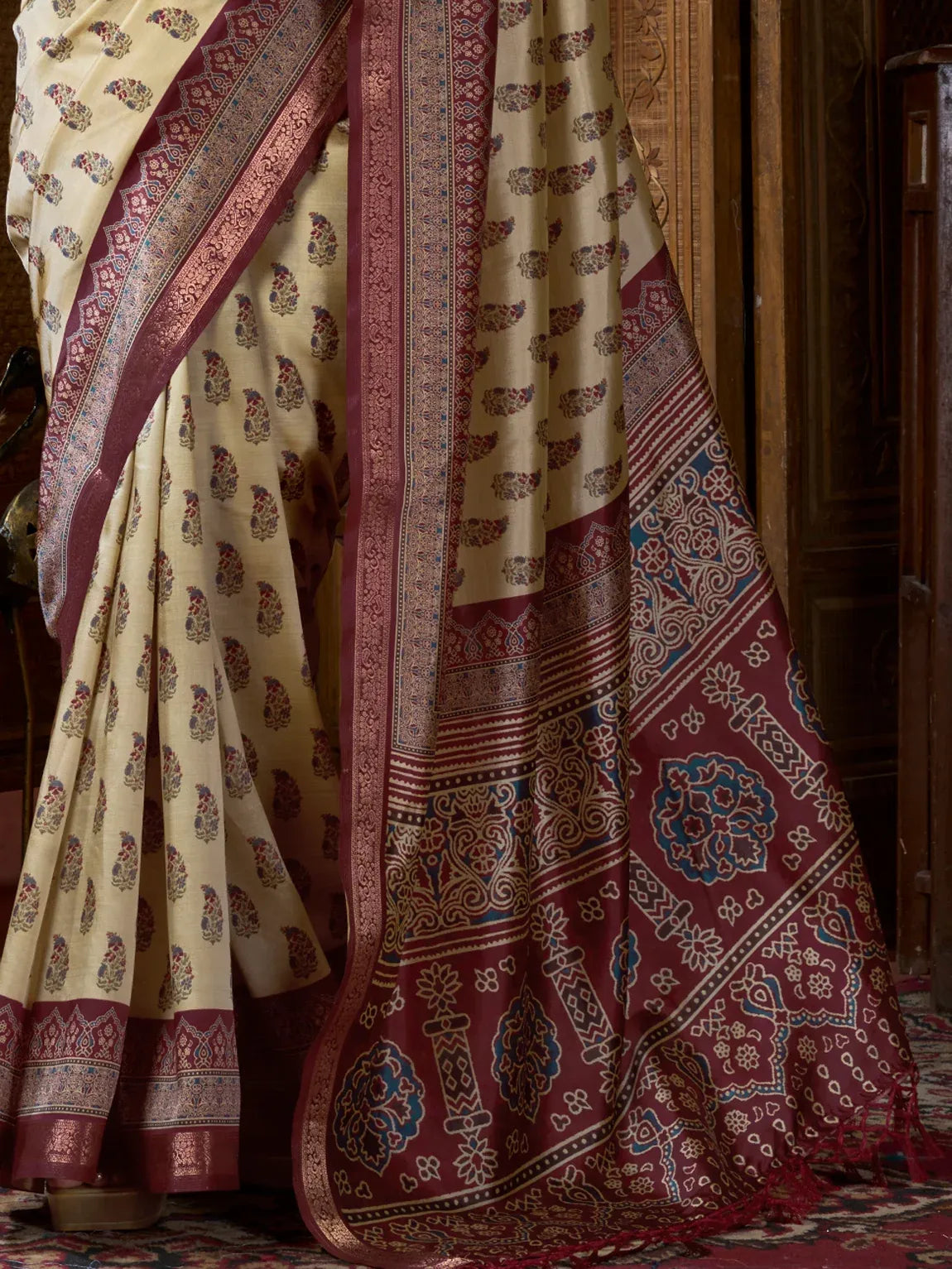 Splendid Cream Floral Printed Silk Marriage Wear Saree With Blouse