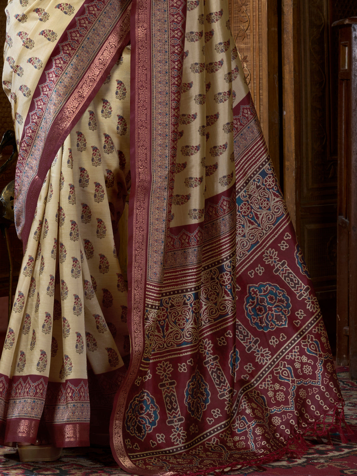 Splendid Cream Floral Printed Silk Marriage Wear Saree With Blouse