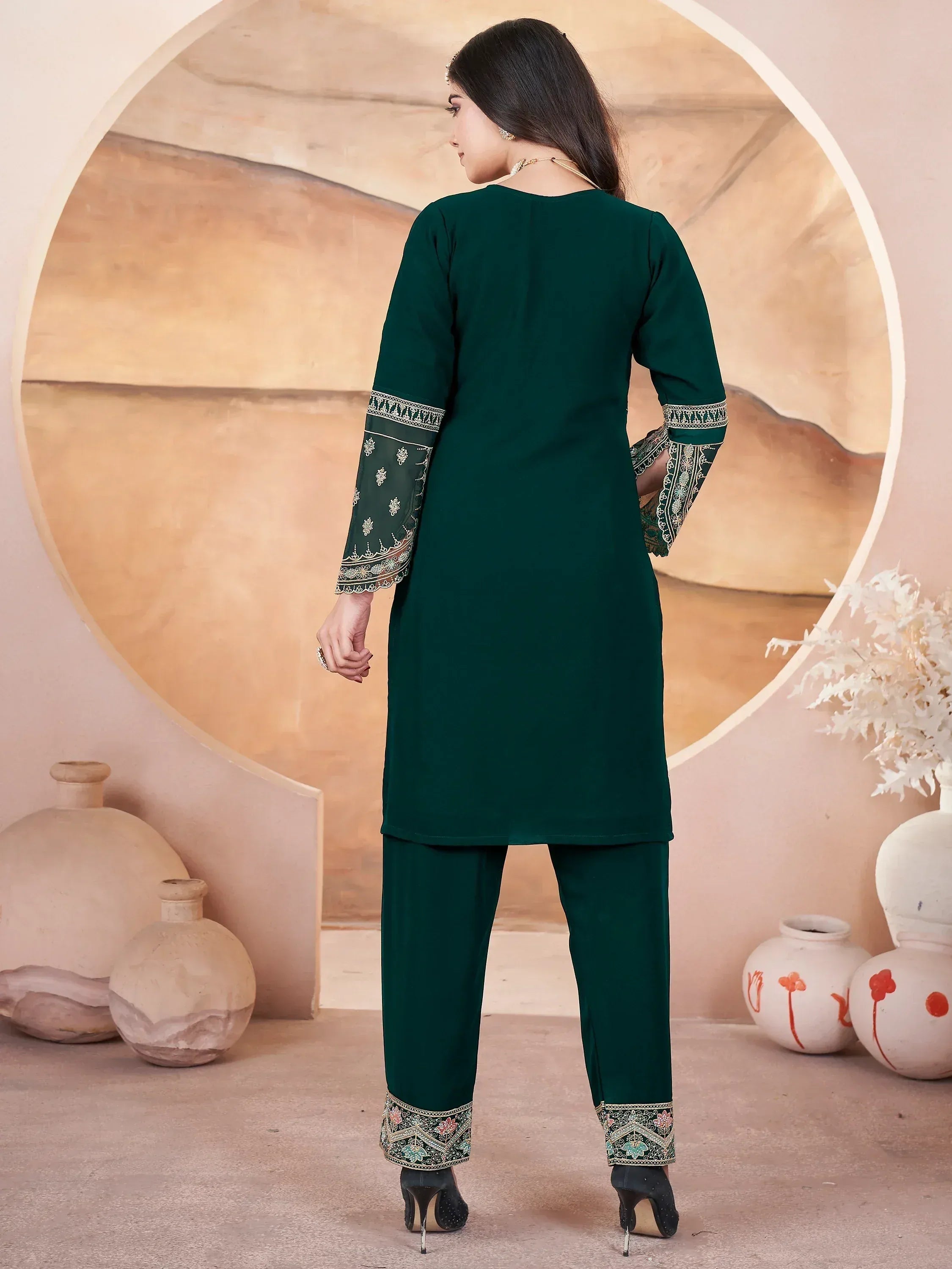 Emerald green embroidered salwar kameez with detailed sleeves and裤脚, perfect for ethnic occasions.